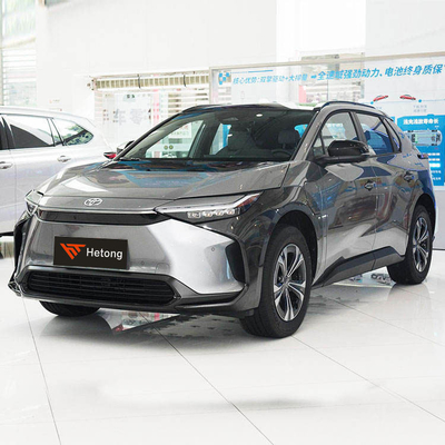 Toyota Bz4X SUV eléctrico personal con gran capacidad y en rojo/azul