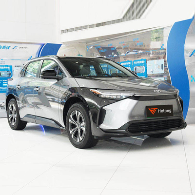 Toyota Bz4X SUV eléctrico personal con gran capacidad y en rojo/azul