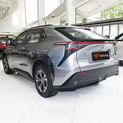 Toyota Bz4X SUV eléctrico personal con gran capacidad y en rojo/azul